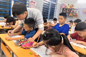 Suốt những năm qua, nhờ thầy Hải mà nhiều trẻ em nghèo biết đọc, viết. Ảnh: NVCC