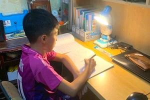 Sau khi “Tiếng kẻng học bài” vang lên, tất cả học sinh trên địa bàn xã Nguyễn Văn Linh tự giác ngồi vào bàn học. Ảnh: NVCC