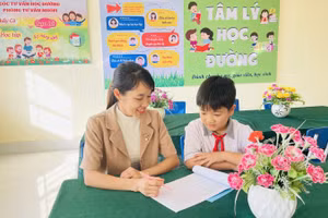 Tư vấn tâm lý cho học sinh tại Trường Tiểu học Đại Lai (Bắc Ninh). Ảnh minh họa: Vũ Nga