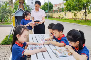 Học sinh Trường Tiểu học Trần Nhân Tông (Đông A, Ninh Bình) trong buổi ngoại khóa - đọc sách ngoài trời.