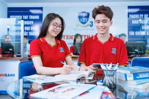 Học tập kết hợp truyền thống và công nghệ giúp sinh viên Trường Đại học Nguyễn Tất Thành chủ động tiếp thu kiến thức. Ảnh: NTTU