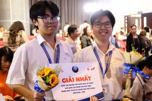 Dự án của Nhật Bảo và Tấn Đức đoạt giải Nhất tại Cuộc thi Nghiên cứu khoa học kỹ thuật dành cho học sinh trung học cấp quốc gia năm học 2024 - 2025. Ảnh: LHP