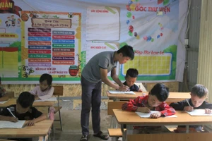 Thầy trò Trường Phổ thông DTBT Tiểu học Nậm Mô (Mường Mô, Lai Châu). Ảnh: Hà Thuận