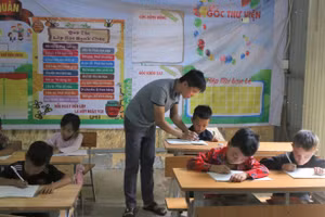 Thầy trò Trường Phổ thông DTBT Tiểu học Nậm Mô (Mường Mô, Lai Châu). Ảnh: Hà Thuận