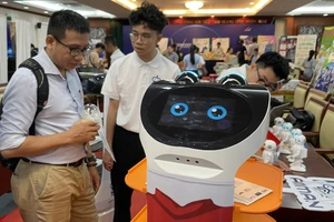 Robot AI phục vụ trong nhà hàng được giới thiệu tại TPHCM năm 2023. Ảnh: Phúc Uyên