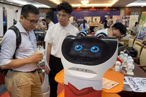 Robot AI phục vụ trong nhà hàng được giới thiệu tại TPHCM năm 2023. Ảnh: Phúc Uyên