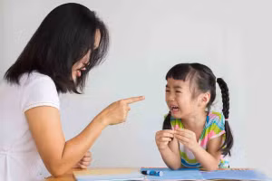 Khi trẻ thể hiện sự bất đồng, cha mẹ có thể thương lượng để tôn trọng cảm xúc của con. Ảnh minh họa ITN.