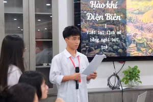 Học sinh Trường THCS&THPT Sư phạm (trực thuộc Trường ĐHSP Hà Nội 2) giới thiệu Dự án khởi nghiệp về Lịch sử dân tộc. Ảnh: NTCC