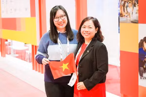 Đại diện đoàn công tác Đại học Kinh tế TPHCM (UEH) tham dự APAIE 2026. Ảnh: UEH