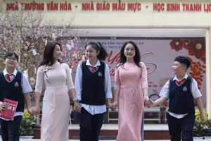 Cô trò Trường THCS Đống Đa (TP Hà Nội). Ảnh: Xuân Phú