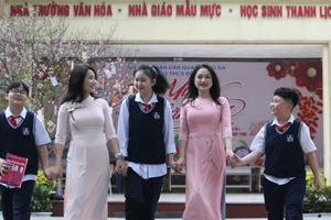 Cô trò Trường THCS Đống Đa (TP Hà Nội). Ảnh: Xuân Phú