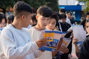 Học sinh trải nghiệm tại Ngày hội Tư vấn Tuyển sinh - Hướng nghiệp (Ngày Mở lần thứ 19 năm 2026) tại TPHCM. Ảnh: HCM-UTE