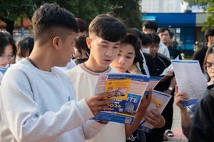 Học sinh trải nghiệm tại Ngày hội Tư vấn Tuyển sinh - Hướng nghiệp (Ngày Mở lần thứ 19 năm 2026) tại TPHCM. Ảnh: HCM-UTE