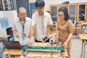 Cô Đặng Thị Thu Hà - giáo viên môn Công nghệ, Trường THPT chuyên Hà Nội - Amsterdam hướng dẫn học sinh nghiên cứu khoa học kỹ thuật. Ảnh: NVCC