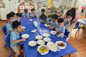Bữa ăn trưa bán trú tại Trường Mầm non Hoa Hồng. Ảnh: H.P