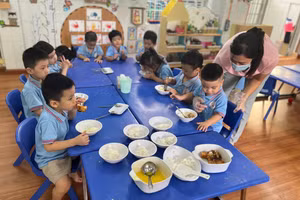 Bữa ăn trưa bán trú tại Trường Mầm non Hoa Hồng. Ảnh: H.P