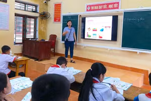 Tiết học với bài giảng điện tử và bảng thông minh của Trường Tiểu học và THCS Bùi Hữu Diên (xã Hồng Minh, Hưng Yên). Ảnh: NTCC