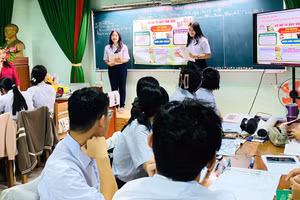 Cô Bùi Lê Trang Nhung và học sinh ứng dụng AI trong dạy học môn Ngữ văn. Ảnh: Nguyễn Dung