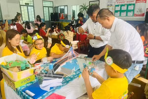 Học sinh, phụ huynh Trường Tiểu học Lê Đình Chinh (Hải Châu, Đà Nẵng) cùng tham gia Ngày hội STEM. Ảnh: NTCC