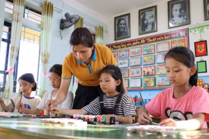 Học sinh Trường Tiểu học Ngọc Sơn tham gia Câu lạc bộ Mỹ thuật tại trường.