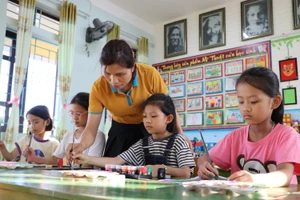 Học sinh Trường Tiểu học Ngọc Sơn tham gia Câu lạc bộ Mỹ thuật tại trường.