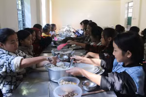 Bữa ăn bán trú của học sinh Trường PTDTBT THCS Huổi Luông (Lai Châu). Ảnh: Thuận Thiên