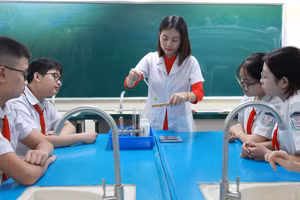 Cô trò Trường THCS Đại Kim (Hoàng Mai, Hà Nội) trong giờ học thực hành. Ảnh: Vân Anh