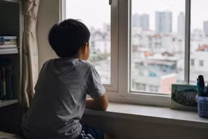 Nhiều trẻ em ngày nay có điều kiện học tập, giải trí đầy đủ nhưng lại dành phần lớn thời gian trong không gian riêng, ít tương tác trực tiếp với bạn bè và người thân. Ảnh minh họa: ITN.