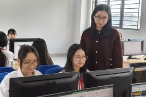 Cô, trò Trường THCS Tây Mỗ 3 trong giờ thực hành Tin học. Ảnh: Đình Tuệ 