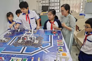 Cô, trò Trường Tiểu học Bình Thủy (Bình Thủy, Cần Thơ) trong giờ thực hành lập trình, điều khiển robot. Ảnh: Q. Ngữ