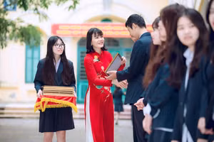 Hiệu trưởng Nguyễn Thị Nhiếp khen thưởng các em đoạt giải học sinh giỏi quốc gia năm học 2025 - 2026.