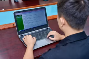 Sinh viên hào hứng, khai thác thông tin với ứng dụng sản phẩm HUNRE AI.