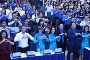 Cán bộ, giảng viên, sinh viên Trường Đại học Mở Hà Nội kỷ niệm 94 năm ngày thành lập Đoàn TNCS Hồ Chí Minh. Ảnh: Thanh Tùng