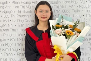 Nữ thủ khoa trường cao đẳng với số điểm tốt nghiệp tuyệt đối. Ảnh: NVCC