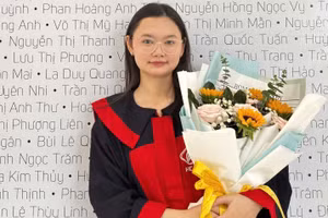 Nữ thủ khoa trường cao đẳng với số điểm tốt nghiệp tuyệt đối. Ảnh: NVCC