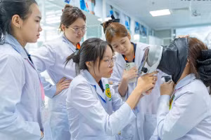 Sinh viên Trường Đại học Công nghệ TPHCM học thực hành, sử dụng các thiết bị hiện đại để phân tích tình trạng da. Ảnh: NTCC