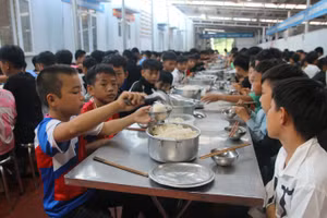 Bữa ăn bán trú của Trường PTDTBT THCS Huổi Luông, xã Phong Thổ (Lai Châu).