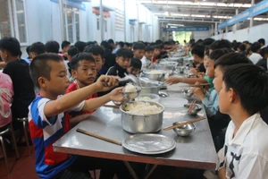 Bữa ăn bán trú của Trường PTDTBT THCS Huổi Luông, xã Phong Thổ (Lai Châu).