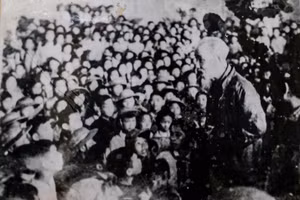 Chủ tịch Hồ Chí Minh về thăm và động viên thầy trò Trường Hoàng Hoa Thám. Ảnh: Tư liệu