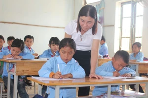 Giáo viên Trường Tiểu học Hương Liên (xã Phúc Trạch, Hà Tĩnh). Ảnh minh họa