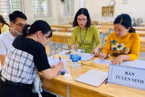 Giáo viên Trường THCS Lĩnh Nam (Hoàng Mai, Hà Nội) hỗ trợ cha mẹ học sinh đăng ký tuyển sinh đầu cấp năm học 2024 - 2025. 