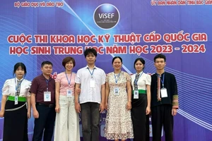 NGƯT Vũ Thị Tố Loan (thứ 3 từ trái sang) cùng học sinh đạt giải Triển vọng Cuộc thi Khoa học kỹ thuật cấp quốc gia năm học 2022 - 2023.