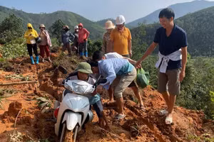 Đường vào Trường TH và THCS Đại Dực 1 sạt lở nghiêm trọng. Ảnh: Đ.T