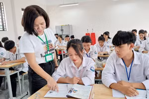 Cô trò lớp 12 Trường THPT Tức Tranh (Thái Nguyên).