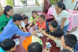 Học sinh Trường Tiểu học Lê Đình Chinh (Hải Châu, Đà Nẵng) trang trí cho hoạt động Chúng em cùng chúc Tết. Ảnh: NTCC