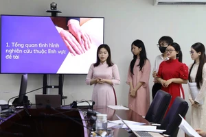 Nhóm sinh viên Trường Đại học Sư phạm (Đại học Đà Nẵng) trình bày về mô hình của mình.