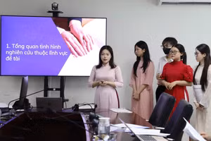 Nhóm sinh viên Trường Đại học Sư phạm (Đại học Đà Nẵng) trình bày về mô hình của mình.