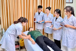 Sinh viên Trường Cao đẳng Dược Hà Nội trong giờ thực hành.