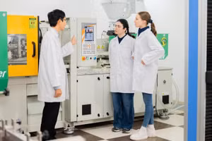 Giảng viên ĐH Phenikaa và sinh viên đến từ CHLB Đức học tập, trao đổi tại trường. Ảnh: NTCC