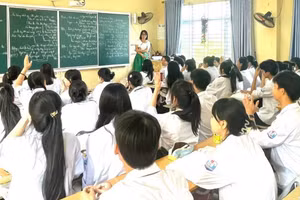 Cô Nguyễn Thị Giang Hương và học sinh trong giờ ôn tập trước Kỳ thi tốt nghiệp THPT năm 2026. Ảnh: NVCC